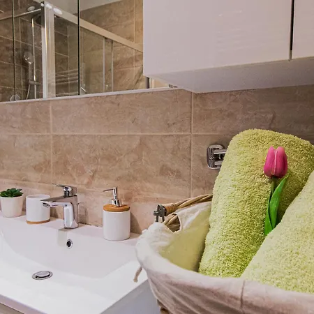 Stylish Oliva On Bacvice Near Old Town Apartment