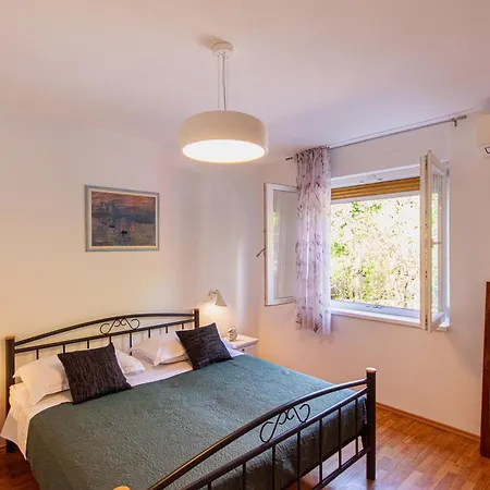 Stylish Oliva On Bacvice Near Old Town Split