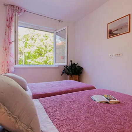 Stylish Oliva On Bacvice Near Old Town Split