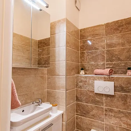 Stylish Oliva On Bacvice Near Old Town Apartman