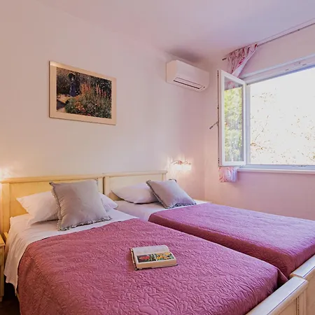 Stylish Oliva On Bacvice Near Old Town Apartman